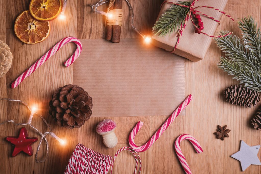 Christmas items like candy canes, pine cones, and Christmas presents for post titled "Christmas bucket list ideas for kids"